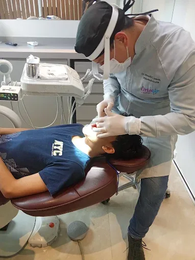 Dr. Marcelo Silva Araujo durante um atendimento